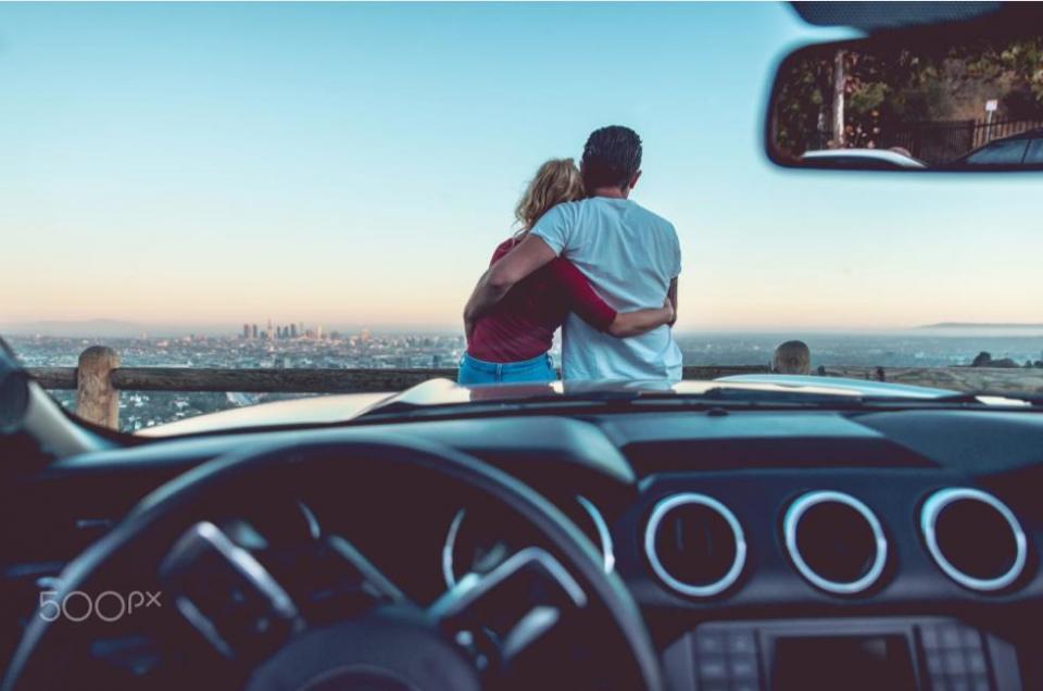 A股午评 | 三大指数走势各异 沪指半日涨0.53%重回3600点 地产股表现强劲