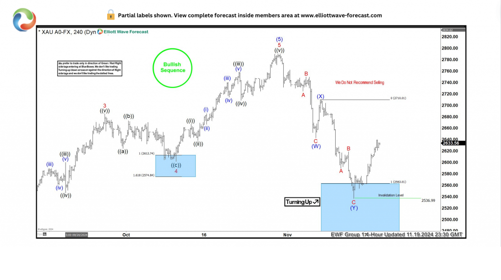 小学生看哥哥们踢十五运会足球赛，一声声加油稚嫩却嘹亮